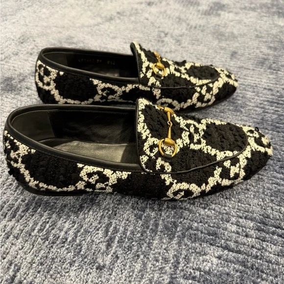 Gucci Black and White Patterned Loafers with Gold Detail - Picture 4 of 9